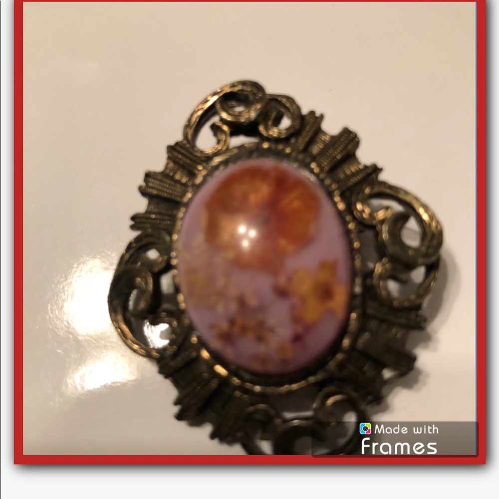 🌹Cameo brooch goldtone with pink stone🌹